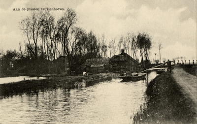 14648 Gezicht op het Tienhovensch Kanaal en de achterzijde van de bebouwing aan de Tienhovenscheweg te Tienhoven uit ...